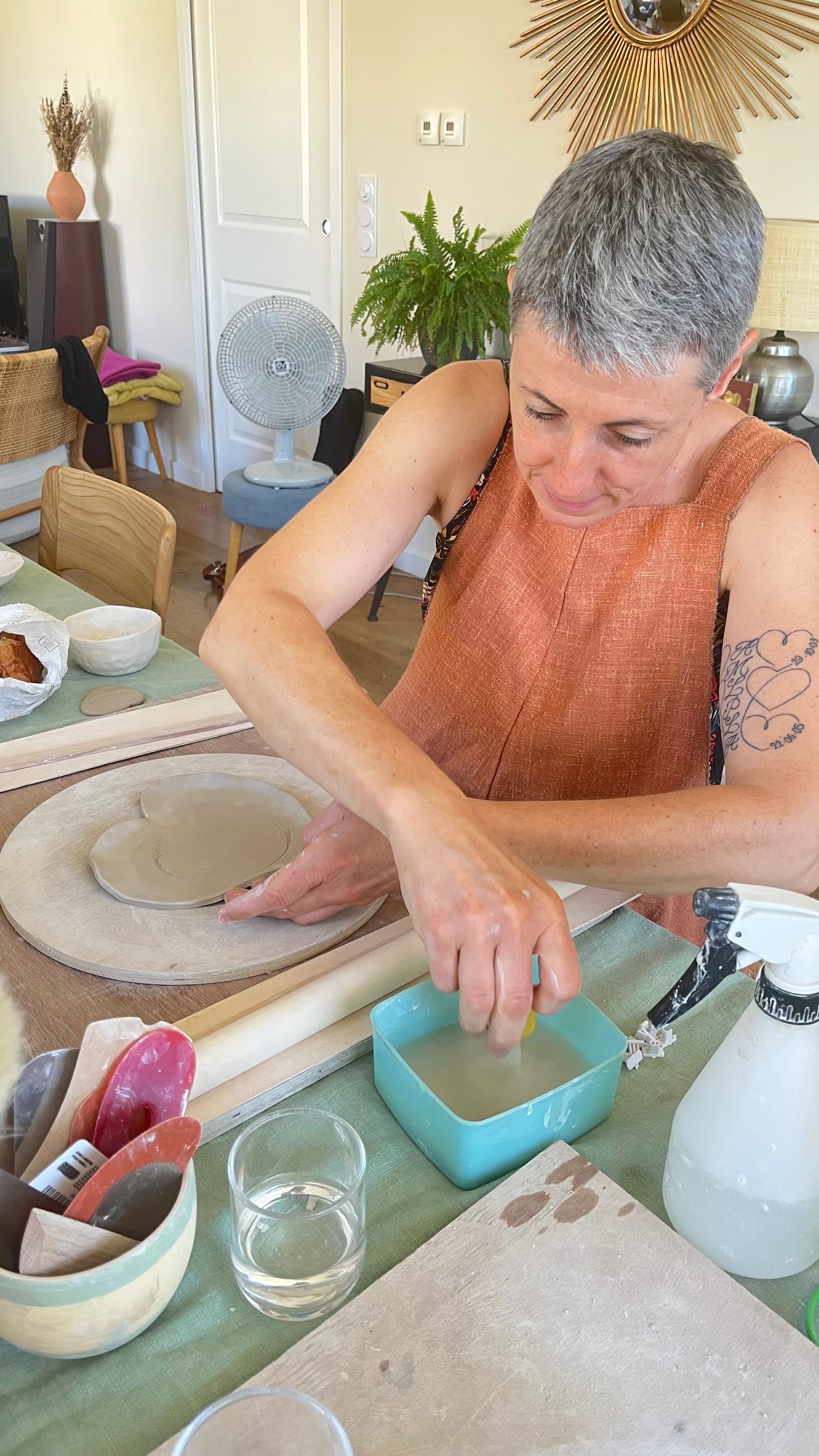 La potière au travail sur le tour, à l'atelier